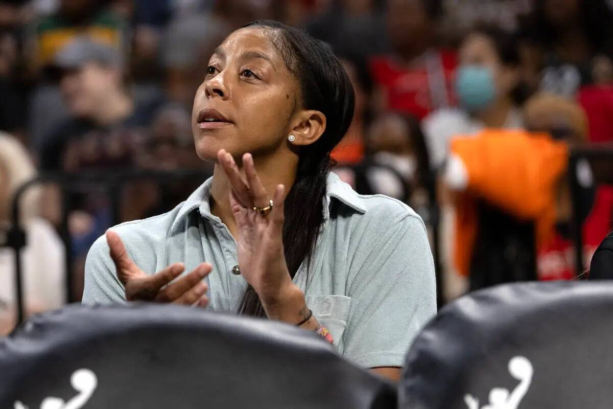 La alera de Las Vegas Aces Candace Parker, lesionada tras ser operada del pie, aplaude desde el ...