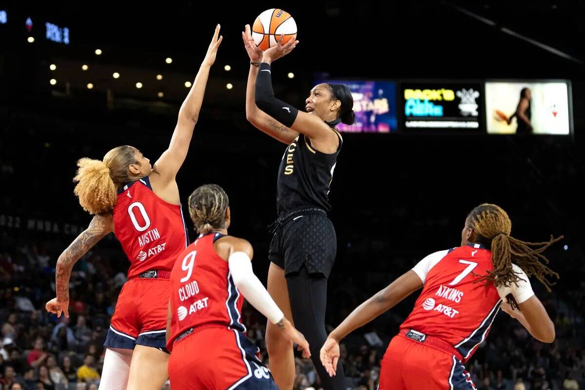 La alera de Las Vegas Aces A'ja Wilson (22) lanza contra la pívot de Washington Mystics Shakir ...