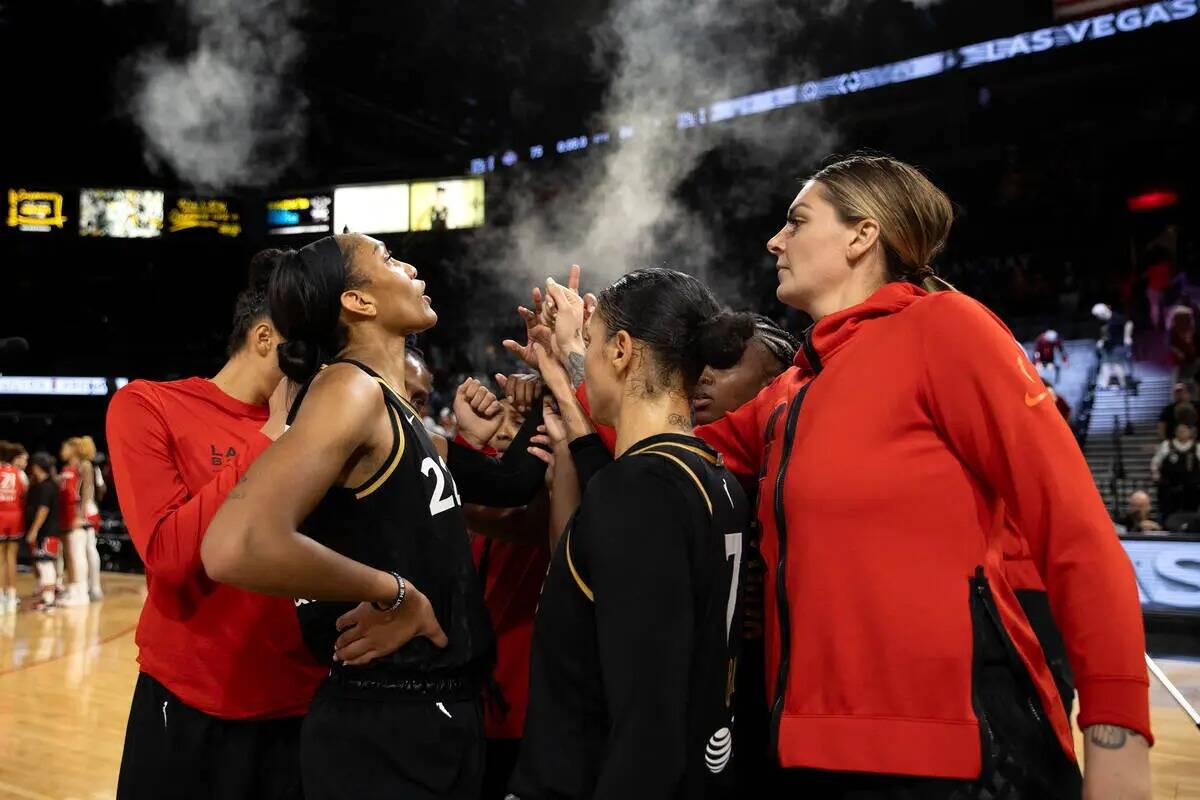 Las Vegas Aces se reúnen en la cancha después de ganar un partido de básquetbol de la WNBA c ...