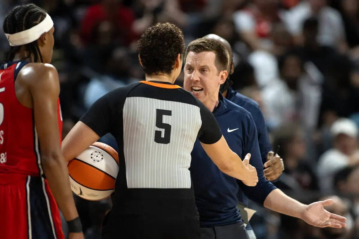 El entrenador de las Washington Mystics, Eric Thibault, grita a un árbitro mientras las Vegas ...