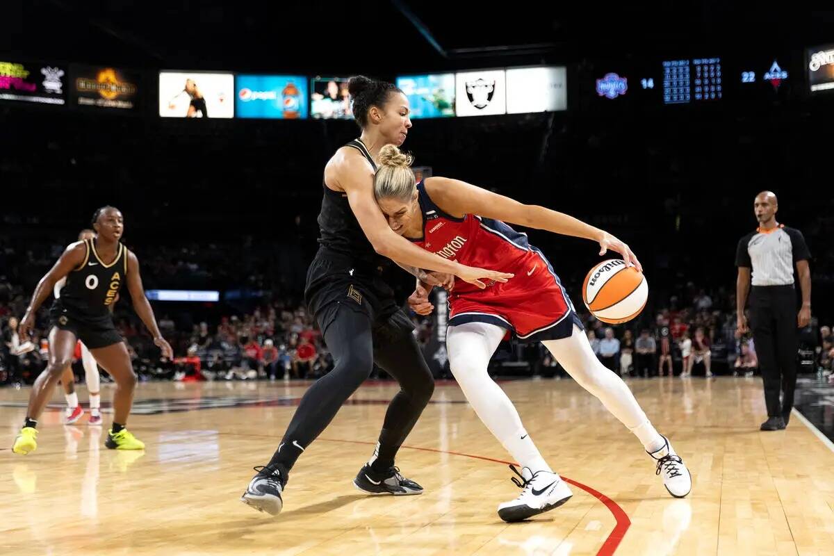 La alera de los Washington Mystics Elena Delle Donne, izquierda, rodea a la pívot de las Vegas ...