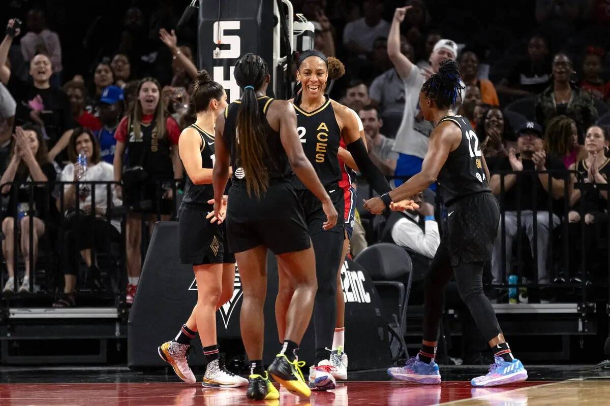 Las Vegas Aces celebran después de que la alera A'ja Wilson (22) hiciera un bloqueo durante la ...