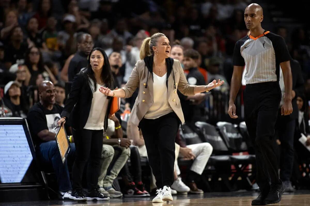 La entrenadora de Las Vegas Aces, Becky Hammon, grita en la banda después de que la escolta Ke ...