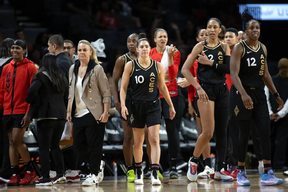 Las Vegas Aces reaccionan mientras los árbitros se mantienen fieles a su llamado de falta flag ...