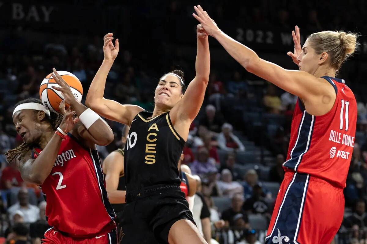 La escolta de Las Vegas Aces Kelsey Plum (10) recibe una falta de la alera de Washington Mystic ...