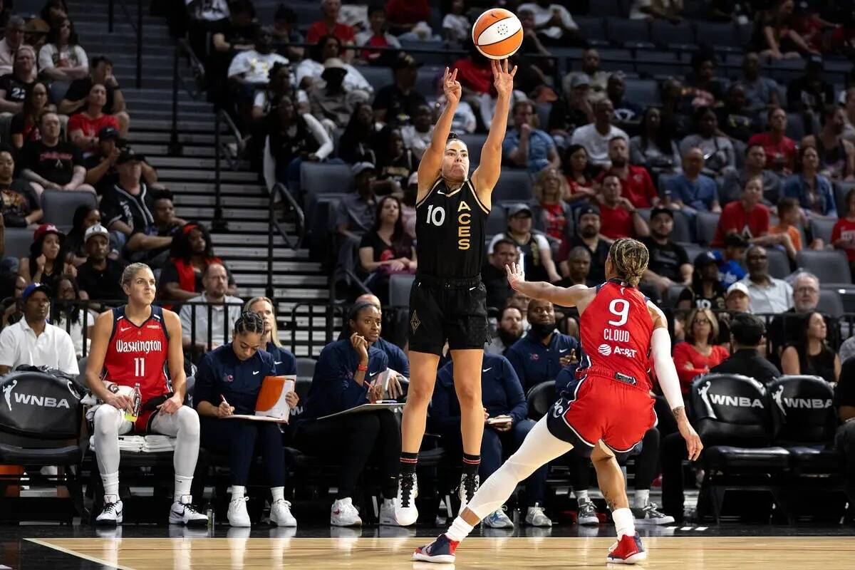 La escolta de Las Vegas Aces Kelsey Plum (10) lanza contra la escolta de Washington Mystics Nat ...