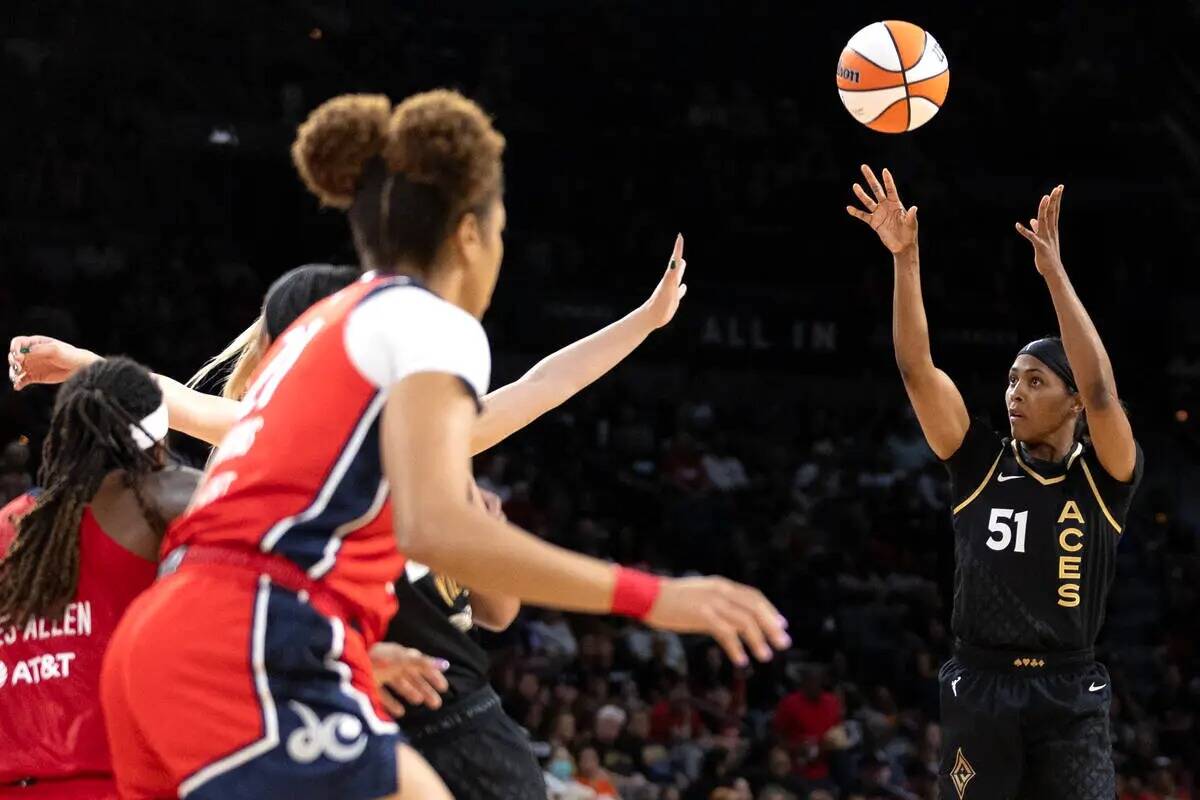 La escolta de Las Vegas Aces Sydney Colson (51) lanza contra las Washington Mystics durante la ...