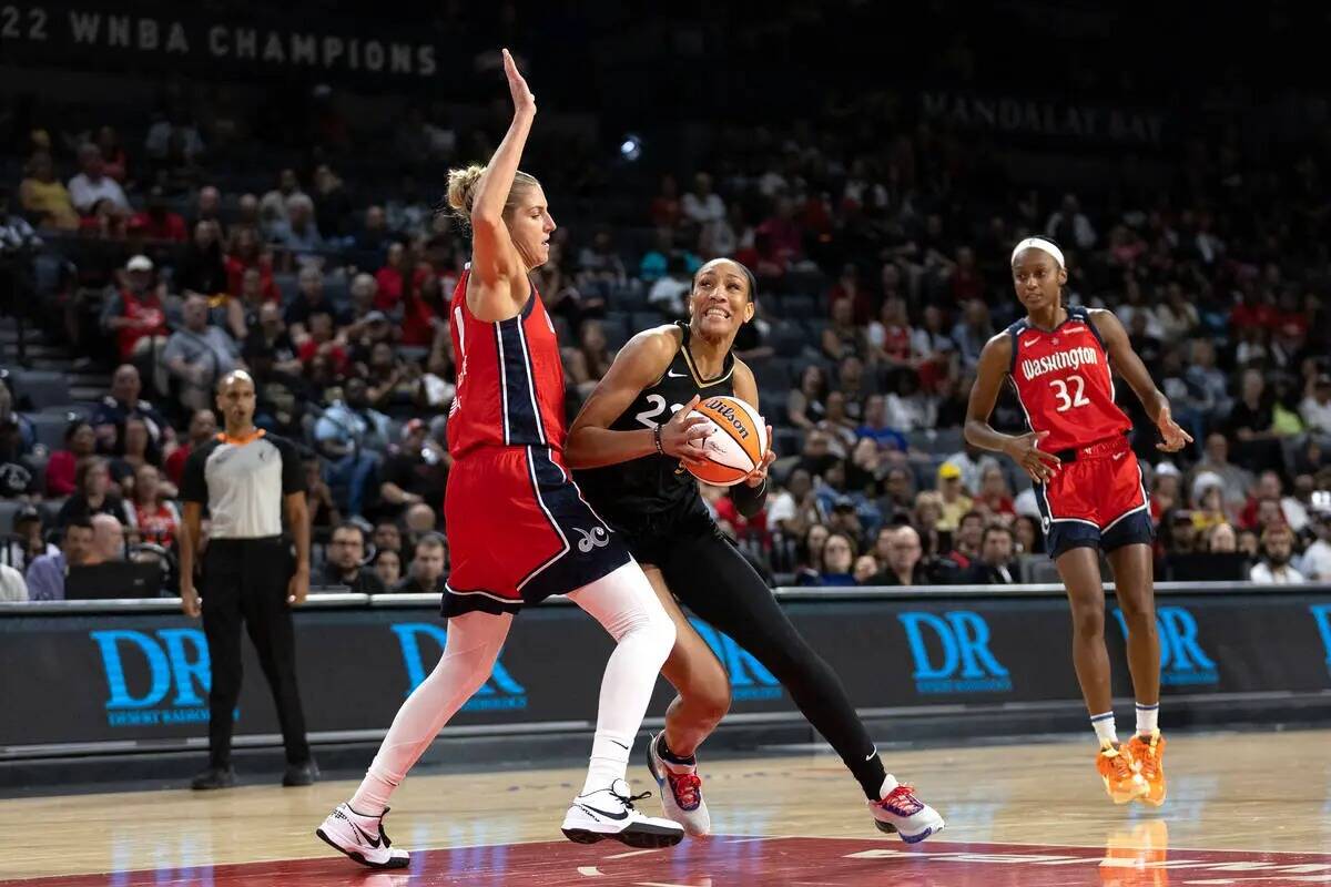 La alera de Las Vegas Aces A'ja Wilson (22) lanza contra la alera de Washington Mystics Elena D ...