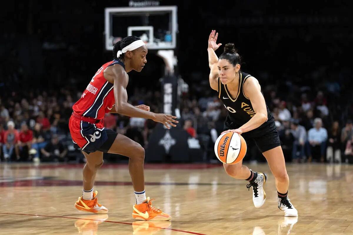 La escolta de Las Vegas Aces Kelsey Plum (10) conduce hacia el aro alrededor de la escolta de W ...