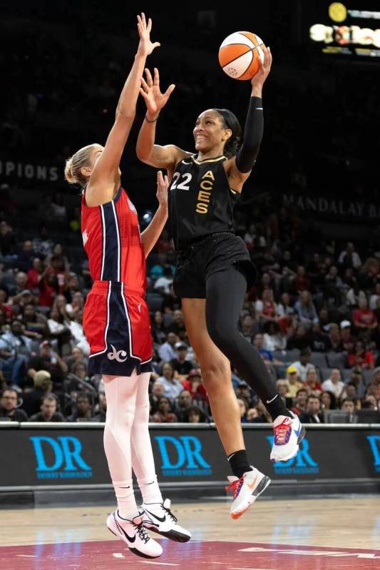 La alera de Las Vegas Aces A'ja Wilson (22) lanza contra la alera de Washington Mystics Elena D ...