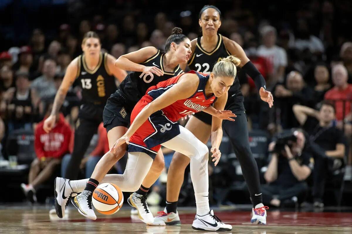 La escolta de Las Vegas Aces Kelsey Plum (10) se enzarza con la alera de Washington Mystics Ele ...