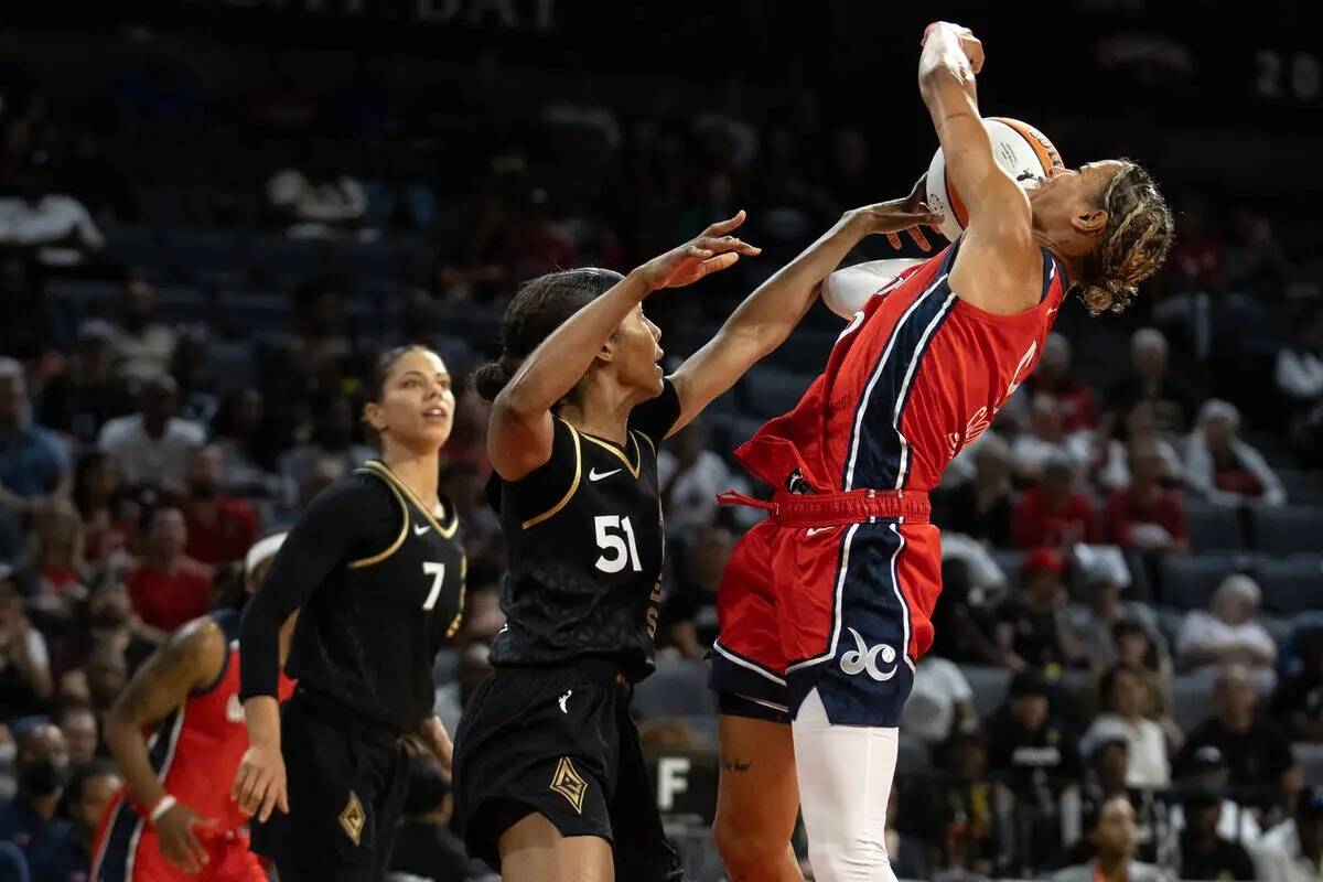 La escolta de Washington Mystics Natasha Cloud (9) lanza contra la escolta de Las Vegas Aces Sy ...