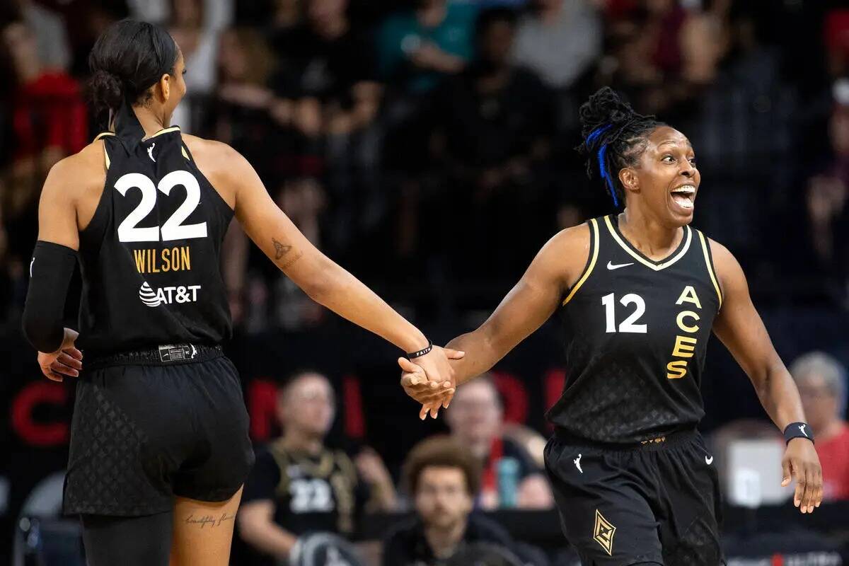 La alera de Las Vegas Aces A'ja Wilson (22) y la escolta Chelsea Gray (12) se dan la mano duran ...