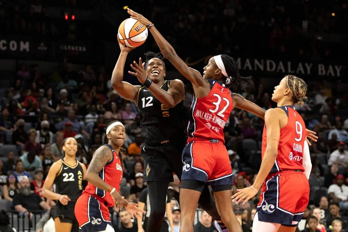 La escolta de Las Vegas Aces Chelsea Gray (12) lanza contra la escolta de Washington Mystics Sh ...