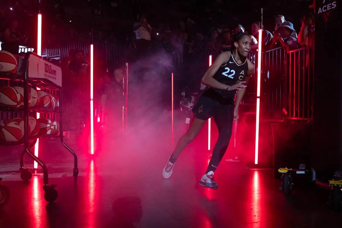 La alera de Las Vegas Aces A'ja Wilson (22) entra en la cancha antes de un partido de básquetb ...