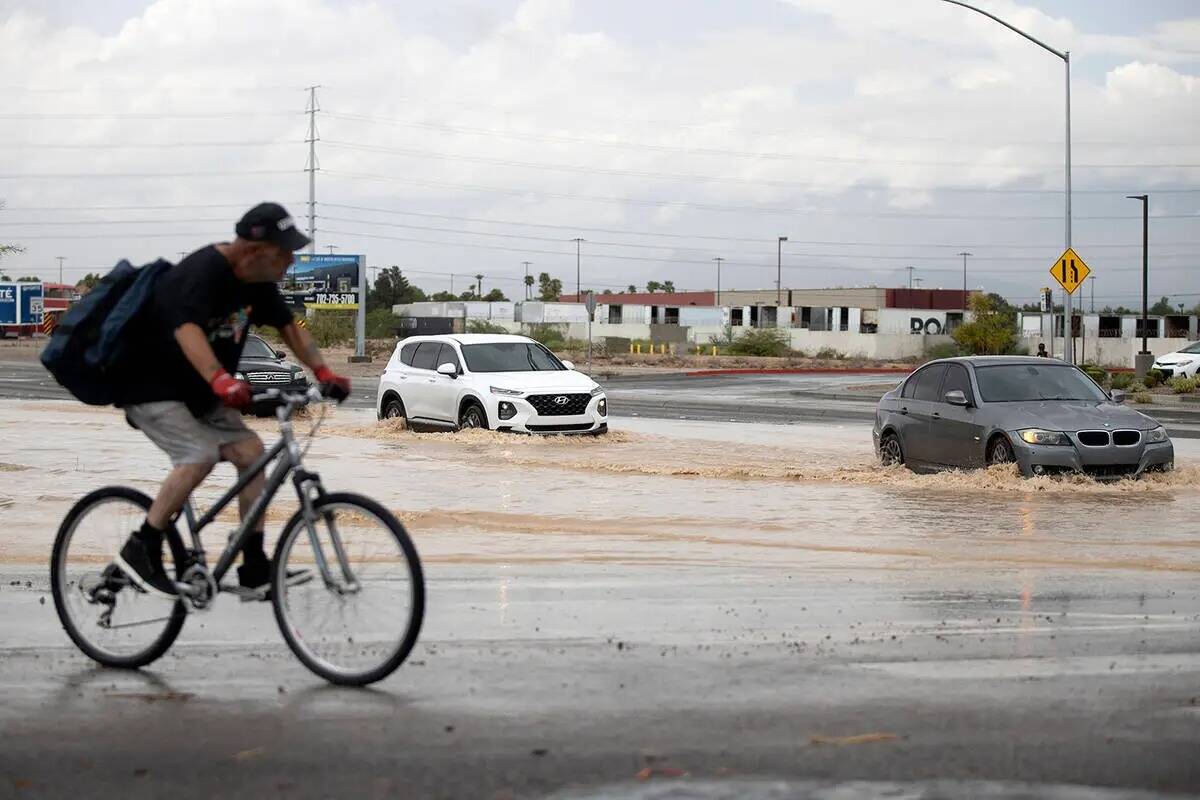 Gillespie Street en East Maulding Avenue está cerrada debido a daños por inundaciones repenti ...