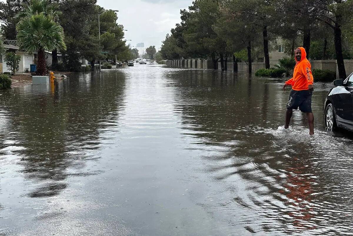 El agua era de unos tres pies de profundidad en la tarde del sábado, 2 de septiembre 2023, en ...