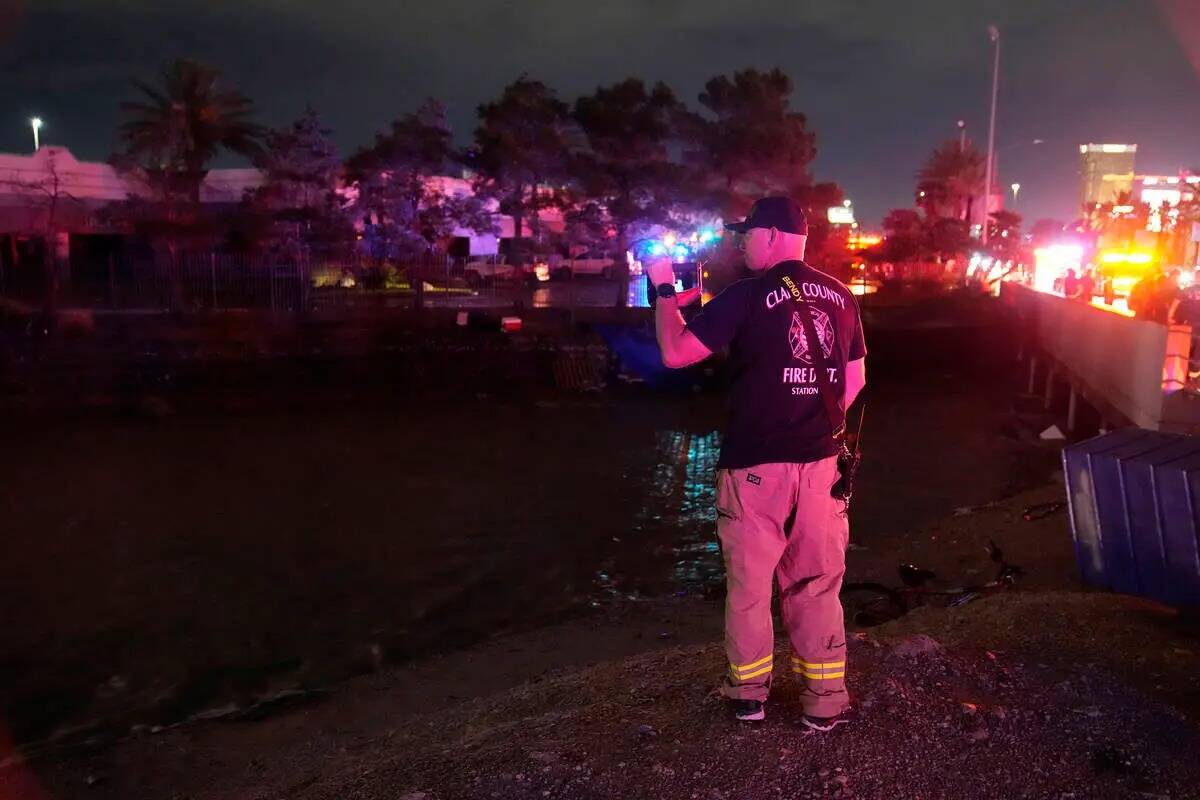 Un vehículo queda varado en las aguas de una inundación repentina cerca de la intersección d ...