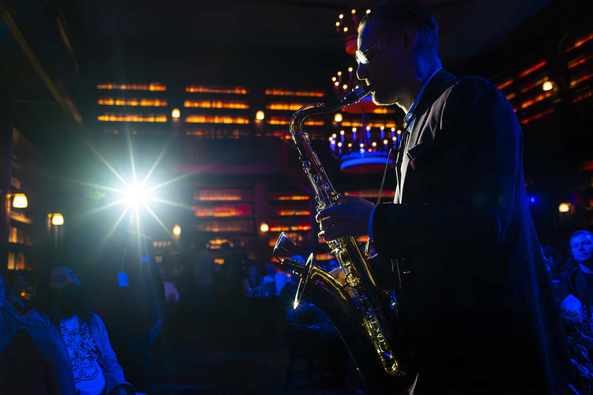 Steve Kortyka toca el saxofón en el espectáculo "After Dark" de Brian Newman en Library NoMad ...