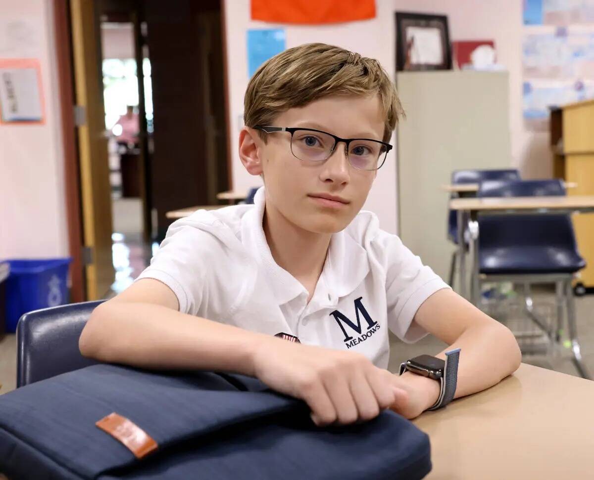 William Russman, alumno de sexto grado, habla con un reportero en The Meadows School de Las Veg ...