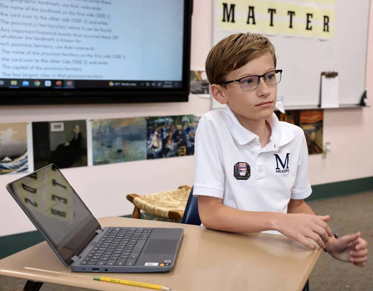 William Russman, alumno de sexto grado, habla con un reportero en la escuela The Meadows de Las ...