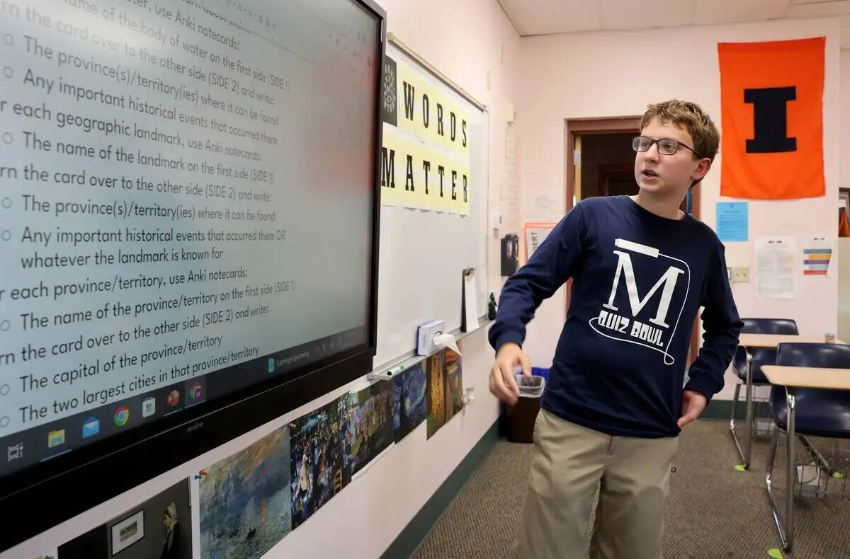 El alumno de séptimo grado Elliot Lefebvre habla con un reportero en The Meadows School de Las ...