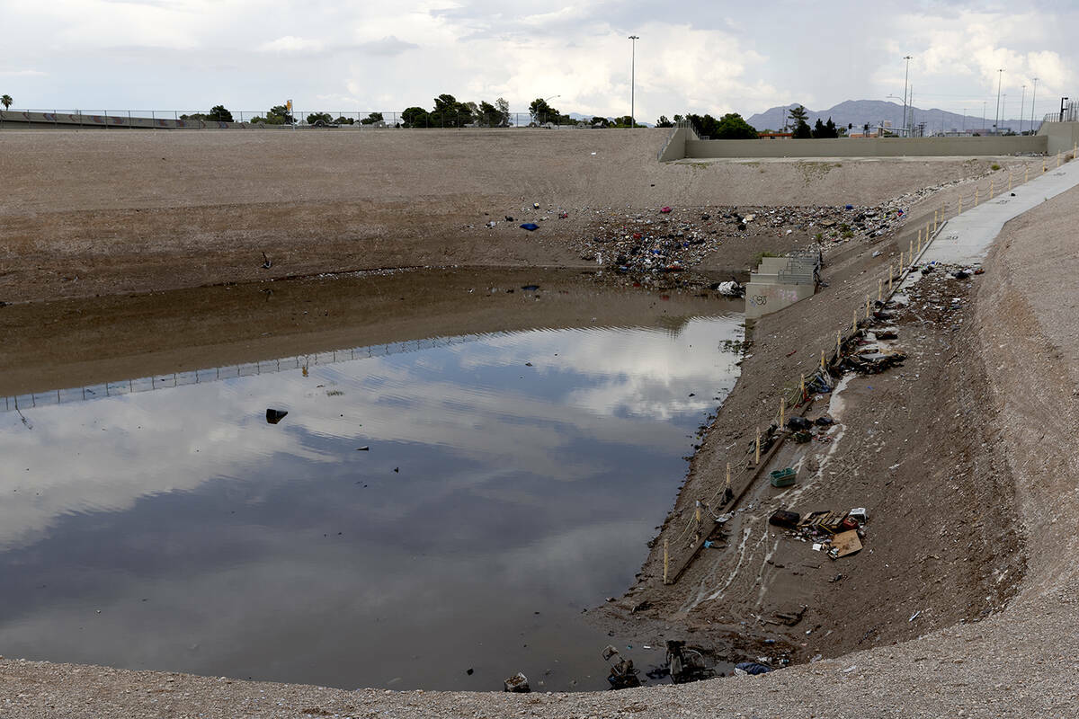 Un área de drenaje en el Bonanza Trail cerca de Westcliff Drive y South Lorenzi Street cerca d ...