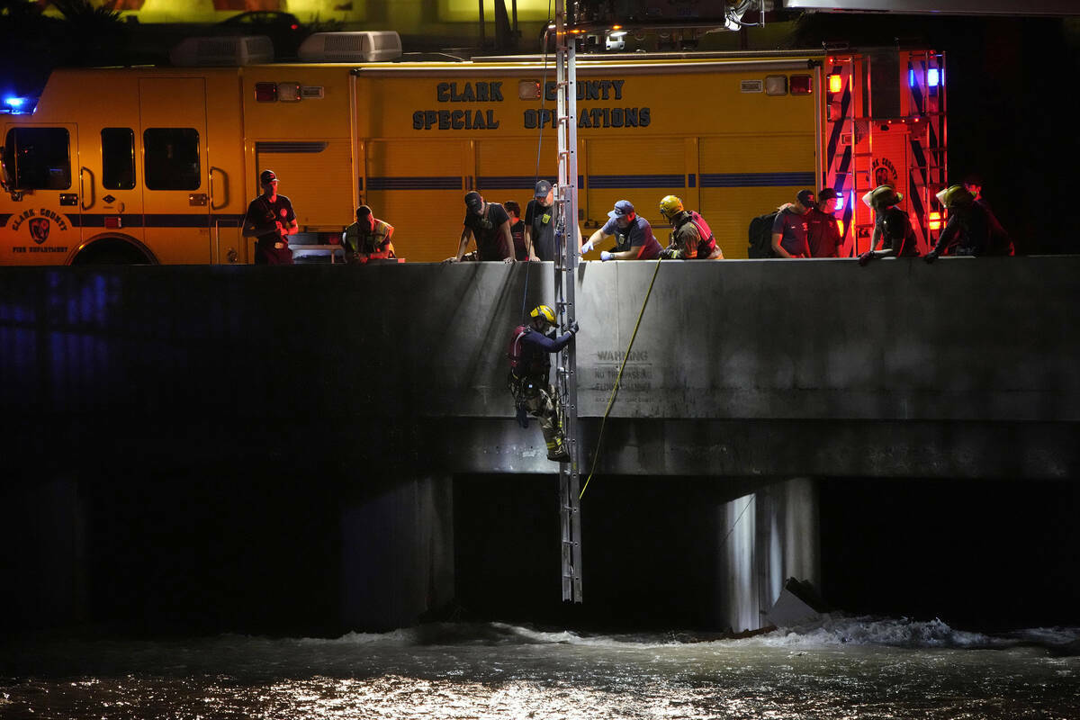 Un oficial del Departamento de Bomberos del Condado de Clark baja por una escalera para buscar ...