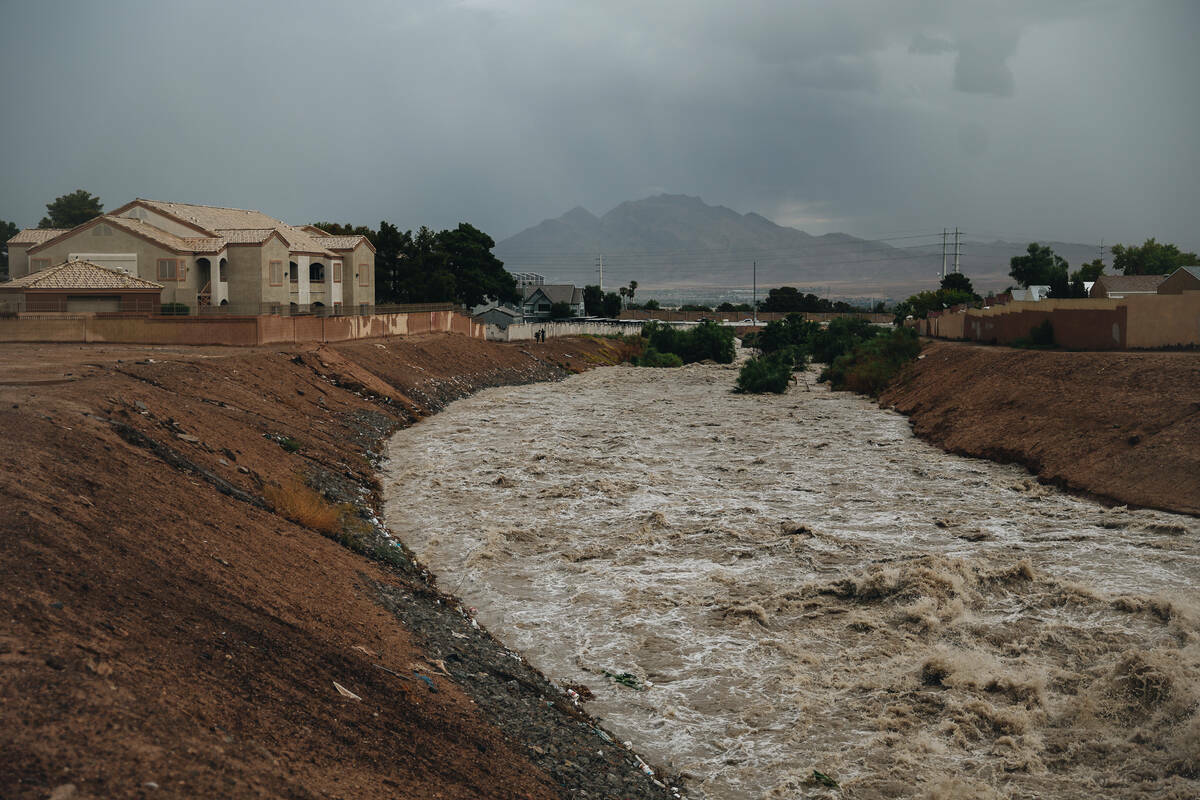 Duck Creek rebosa con el agua de las recientes lluvias cerca de Jack in the Box en East Russell ...