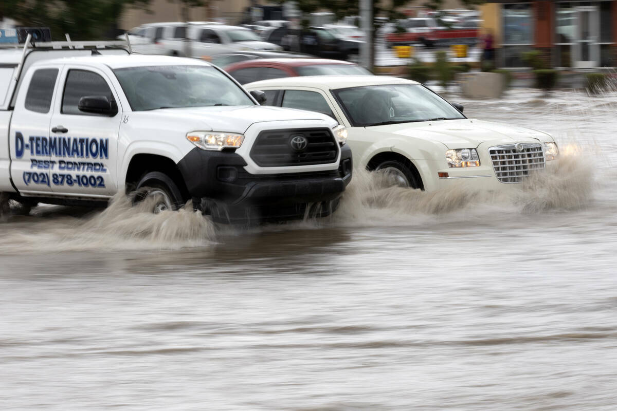 El tráfico se desplaza a través de las inundaciones repentinas en East Sahara Avenue y South ...