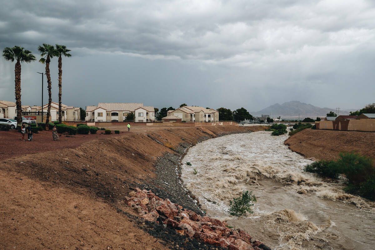 Duck Creek se desborda por las recientes lluvias cerca de Jack in the Box en East Russell Road, ...