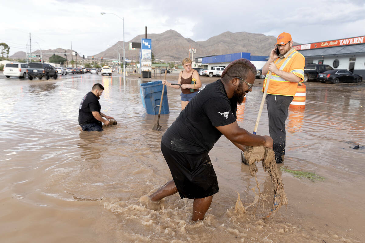 Adrián Green retira escombros de los desagües pluviales con sus vecinos y un empleado del NDO ...