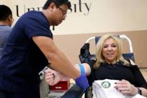 La personalidad de radio sindicada y profesora doctora Daliah Wachs dona sangre con el especial ...