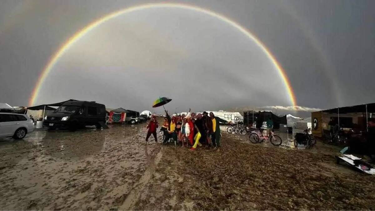 Esta foto de Becky Steele, californiana de 33 años, asistente al Burning Man, muestra un arco ...