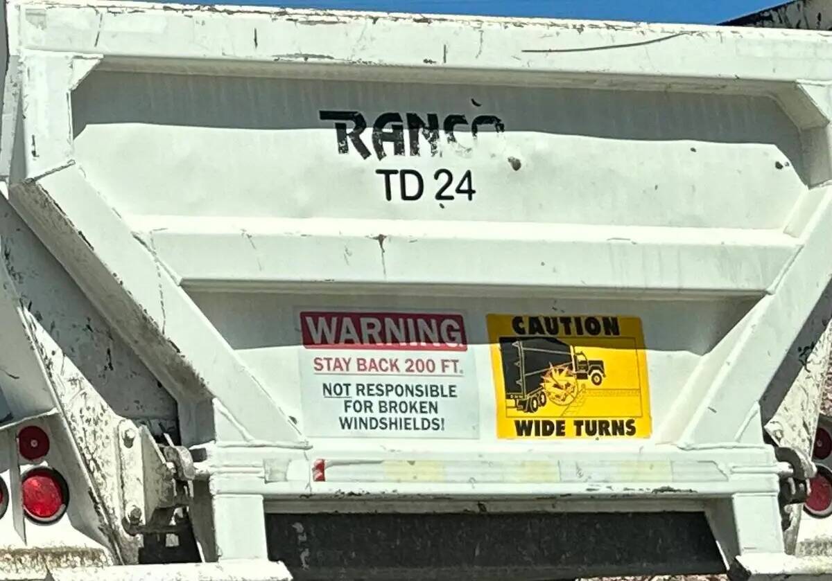 Una señal de advertencia colocada en la parte trasera de un camión de volteo visto en la Inte ...