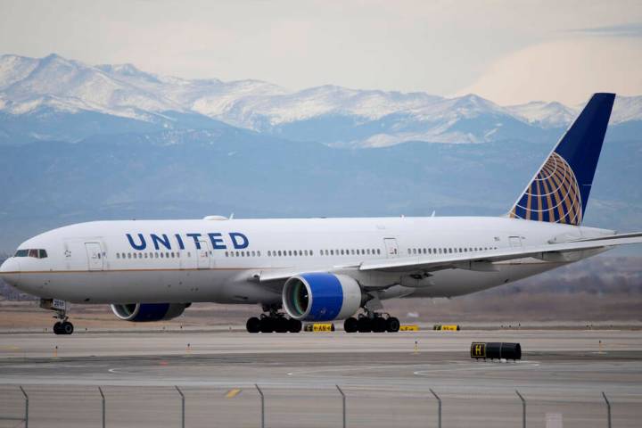 ARCHIVO - Un avión de United Airlines se dirige a la pista para despegar del Aeropuerto Intern ...