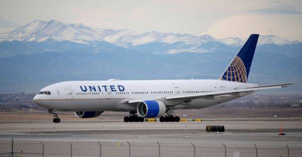 ARCHIVO - Un avión de United Airlines se dirige a la pista para despegar del Aeropuerto Intern ...