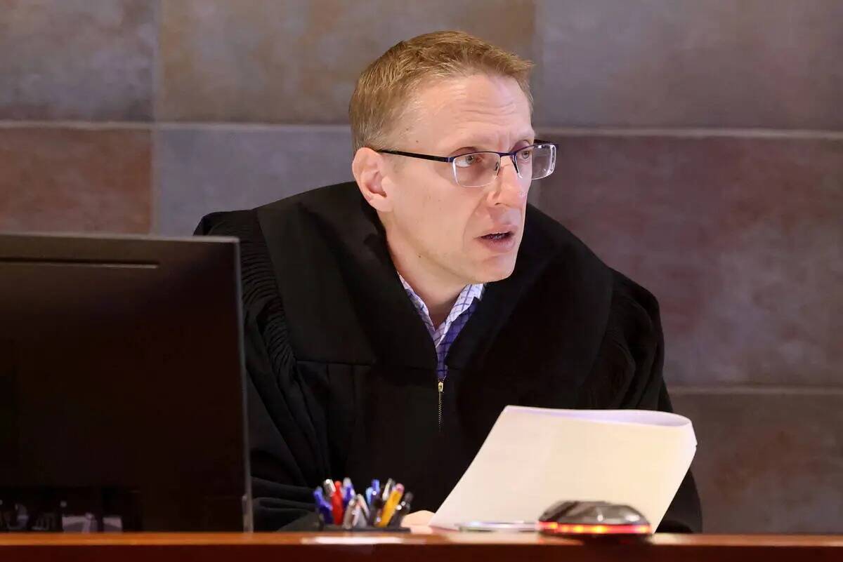 El juez del Tribunal de Distrito del Condado Clark Joe Hardy Jr. preside durante la sentencia p ...
