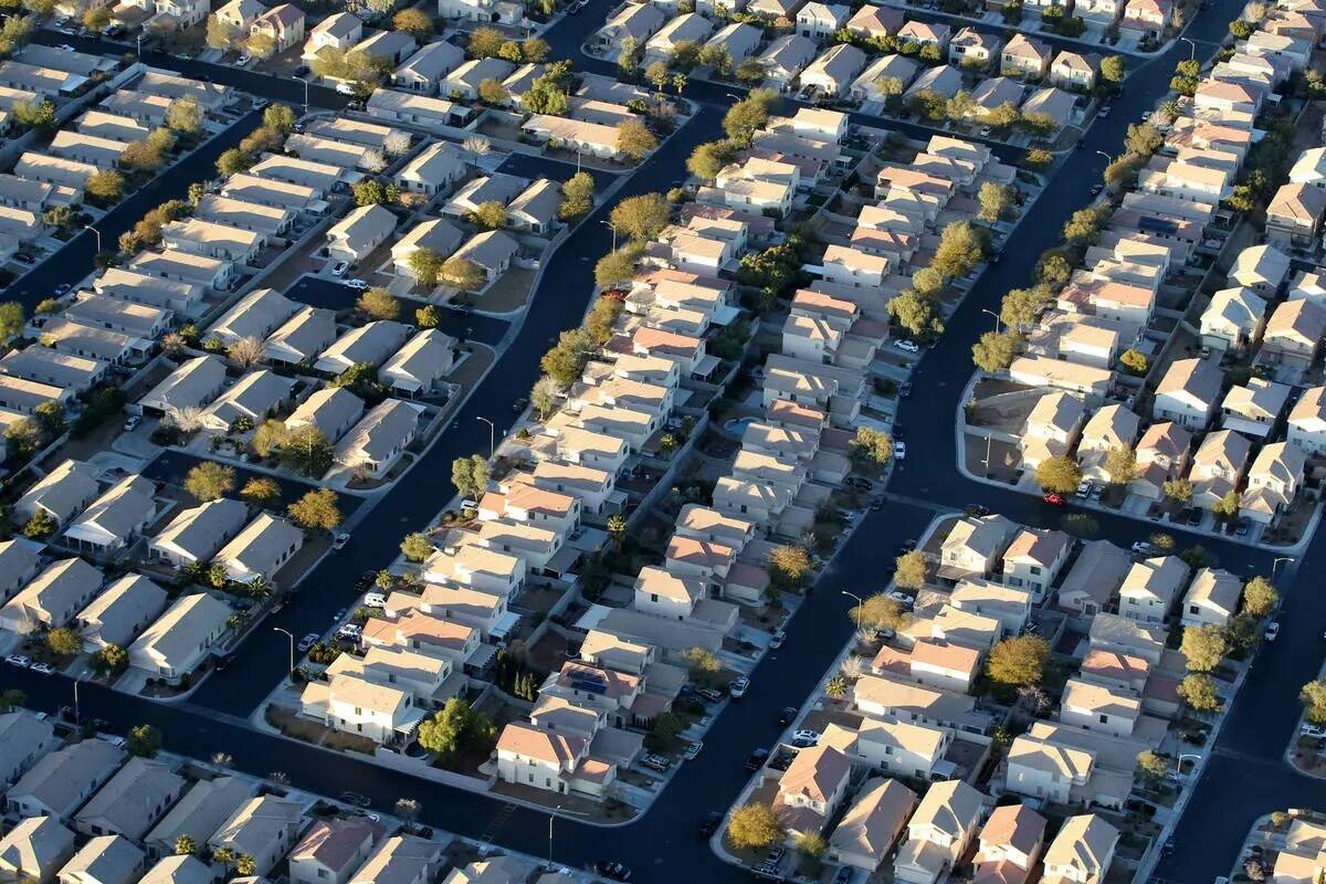 Casas del suroeste de Las Vegas se ven desde un globo aerostático pilotado por Daniel Liberti ...