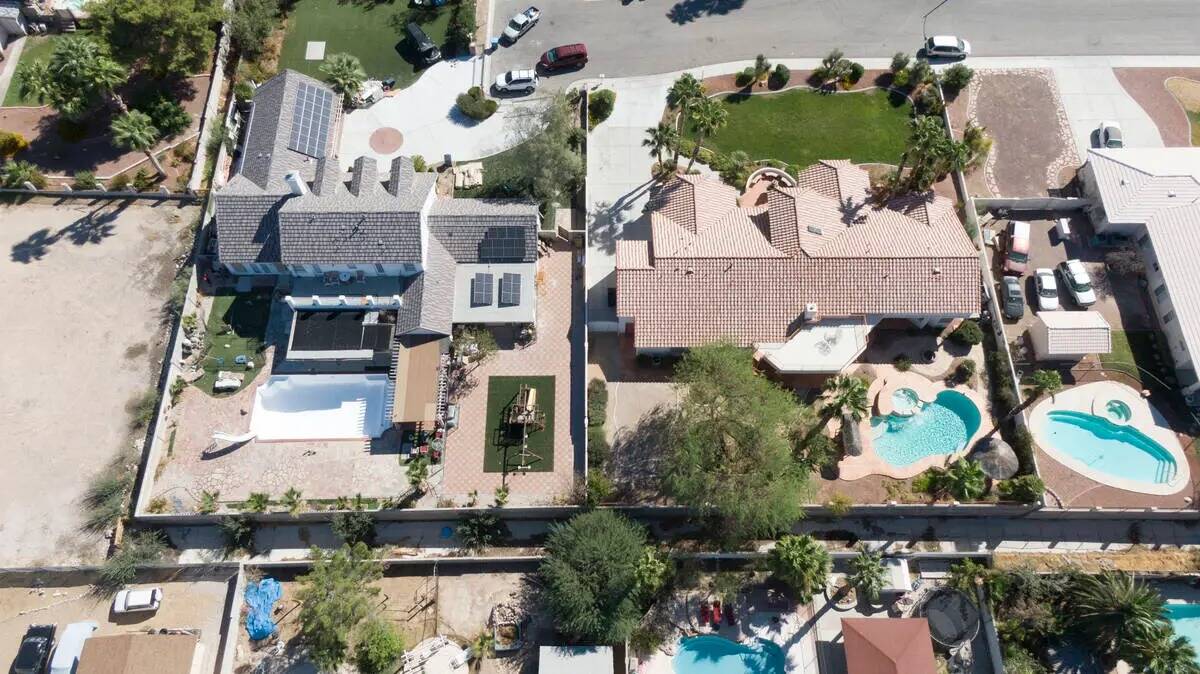Una vista aérea de las casas cerca de East Charleston Boulevard y Radwick Drive en Las Vegas e ...