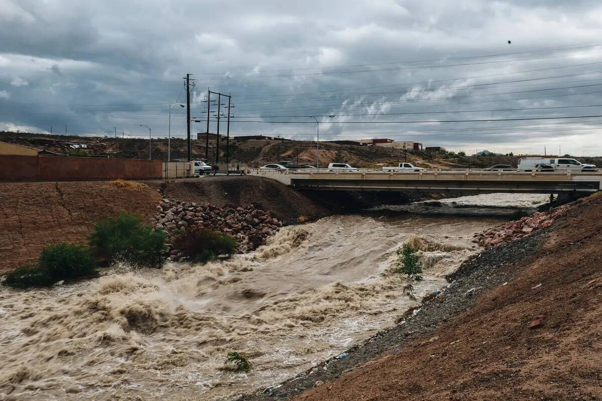 El agua se precipita a través de Duck Creek wash, parte del sistema de control de inundaciones ...