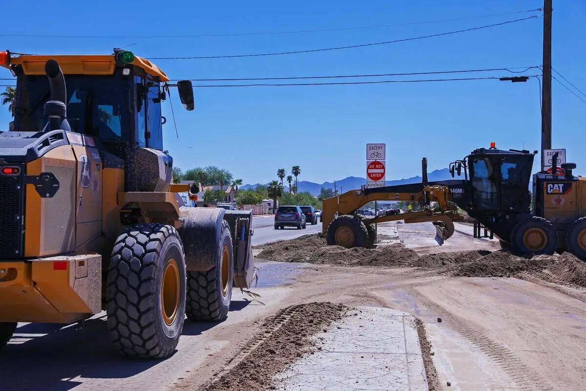 Obras Públicas limpia los escombros de Hollywood Boulevard tras las inundaciones repentinas qu ...