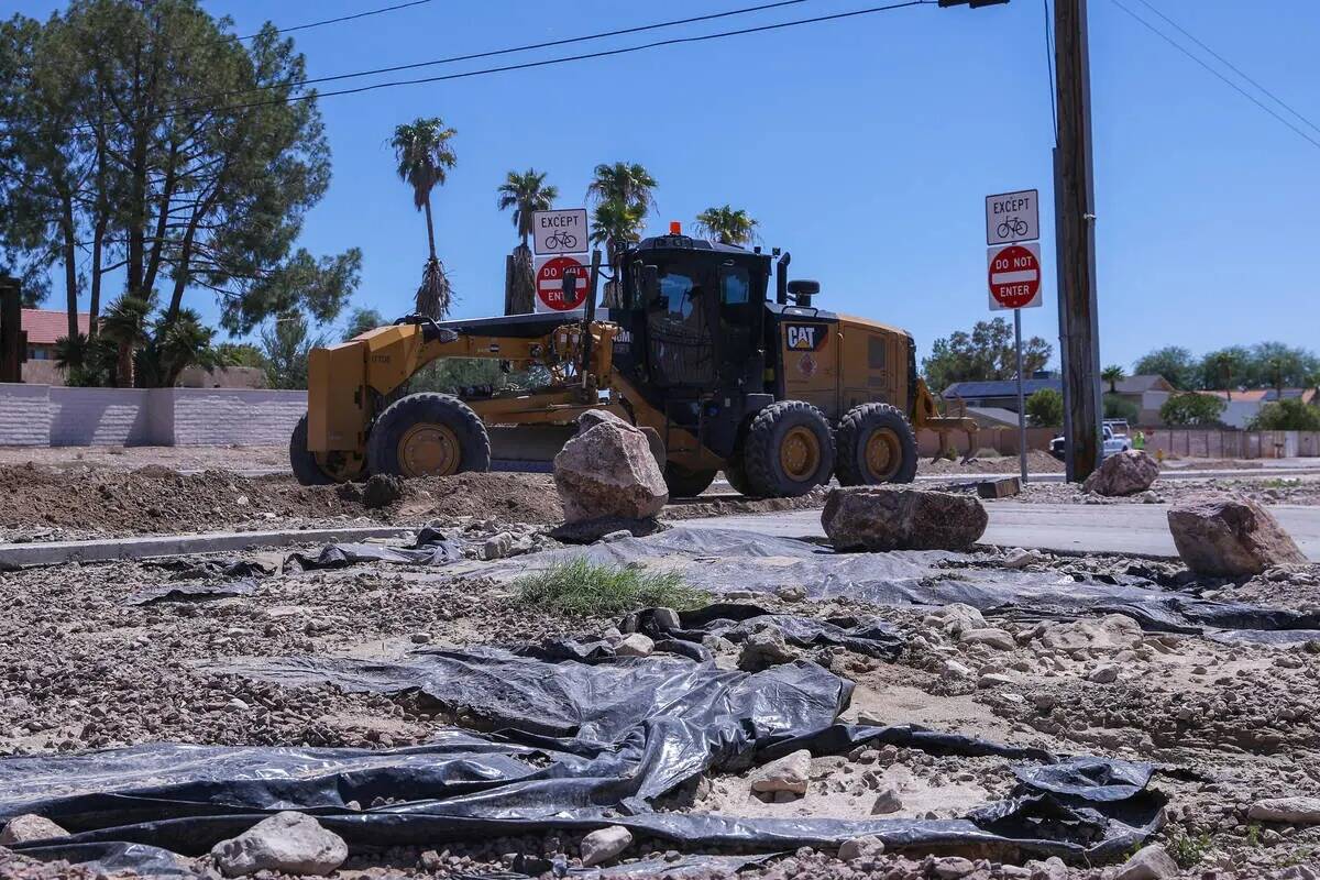Obras Públicas retira escombros de partes de Hollywood Boulevard tras las inundaciones repenti ...