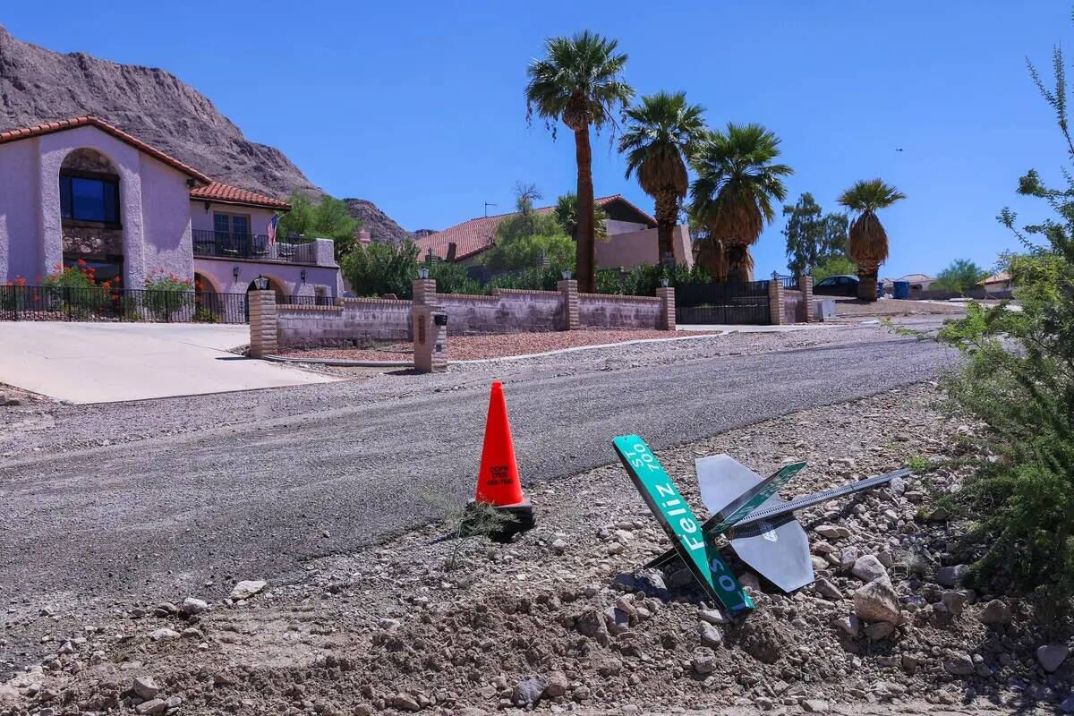 Una señal de tráfico arrasada por las inundaciones repentinas que asolaron el valle de Las Ve ...