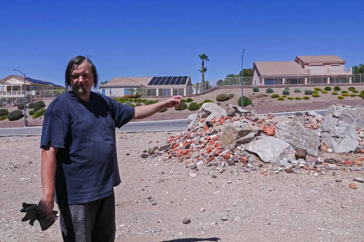 Dan Carmany examina los escombros que fueron empujados a su propiedad por las inundaciones repe ...