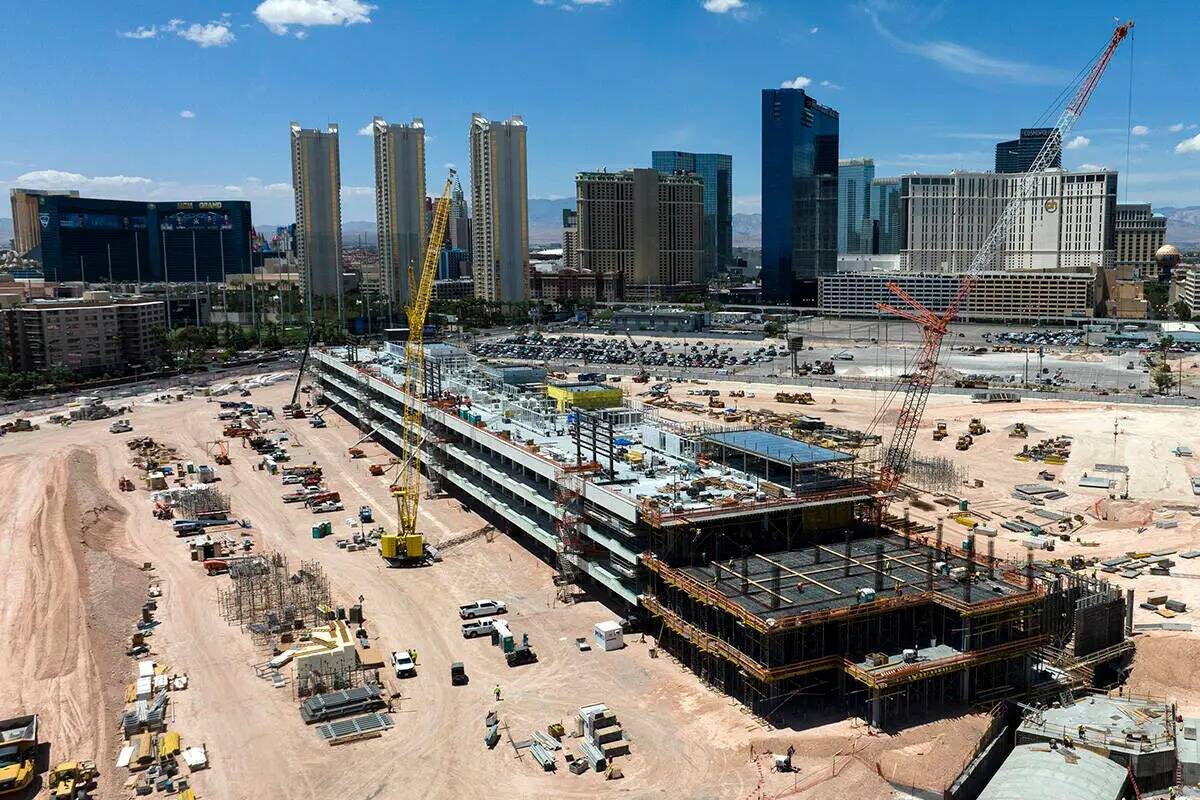 Se ve el sitio donde la Fórmula Uno está construyendo un edificio paddock de cuatro pisos y 3 ...