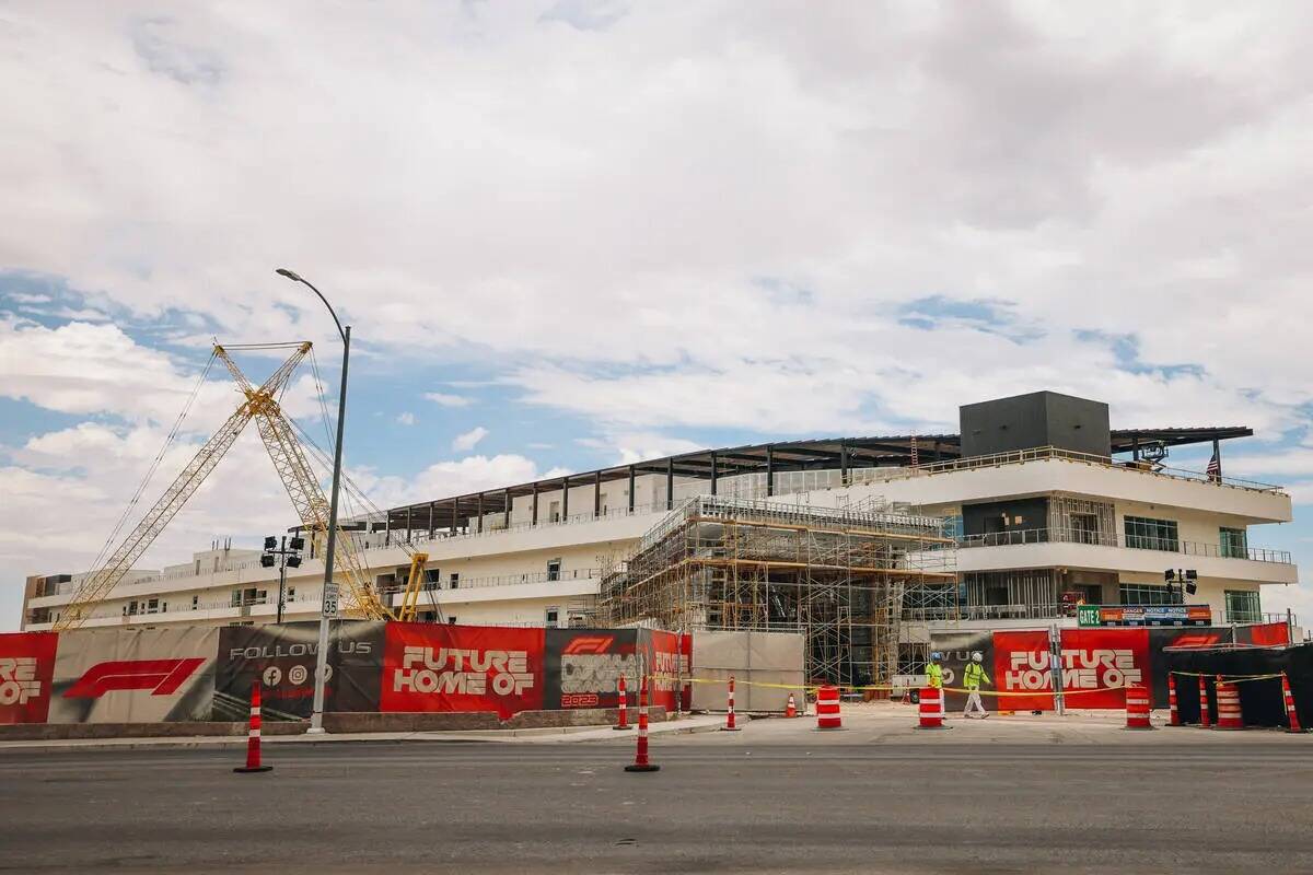 Un sitio de construcción donde la Fórmula Uno está construyendo un edificio paddock se ve ce ...