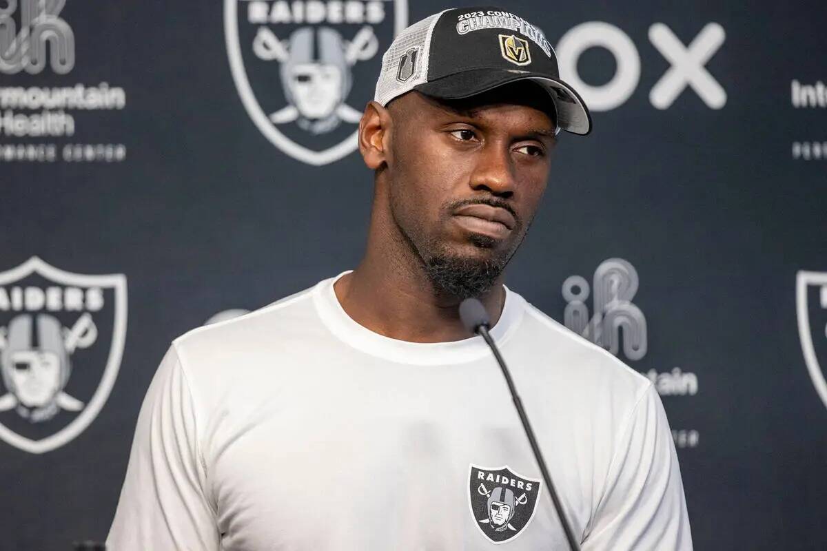 El defensive end de los Raiders Chandler Jones responde preguntas durante una rueda de prensa e ...