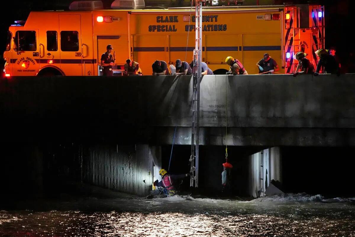 Funcionarios del Departamento de Bomberos del Condado Clark buscan a un hombre que quedó atrap ...