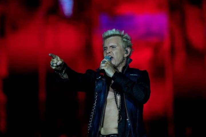 El cantante británico Billy Idol se presenta durante el festival de música Rock in Rio en Rí ...